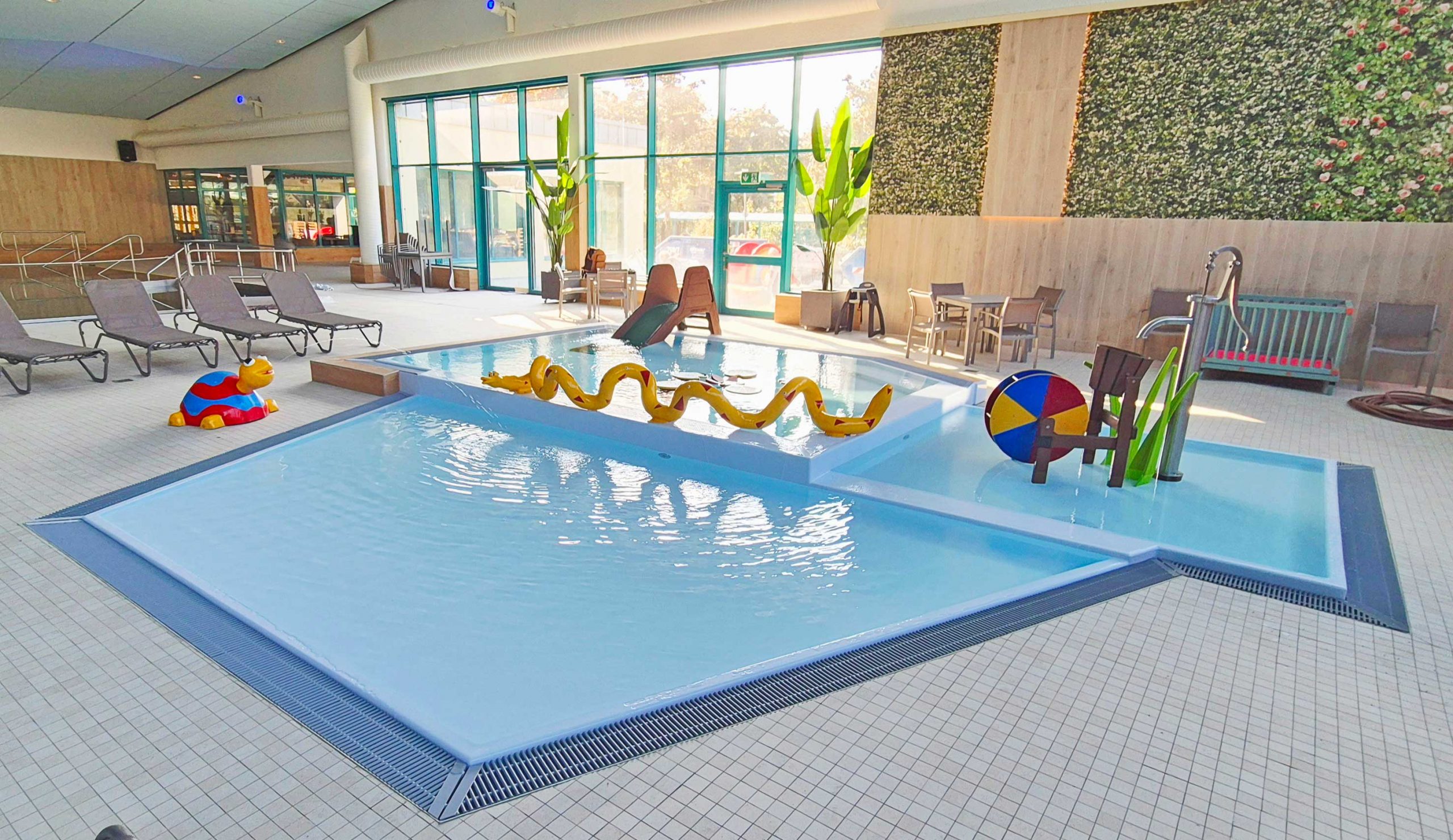 FPO Wasserspielwelt im Hallenbad mit drei Ebenen Veltmann Kinderschwimmbecken Seerosenteich in eisblau