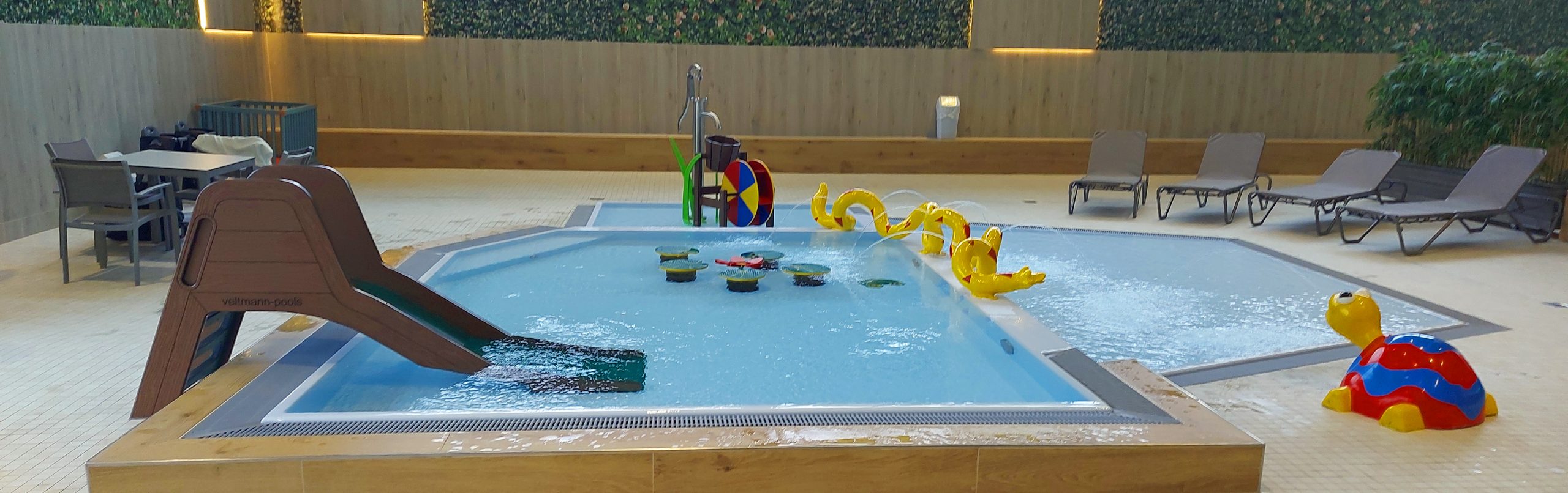 Seerosenteich im Hallenbad mit 3 Ebenen